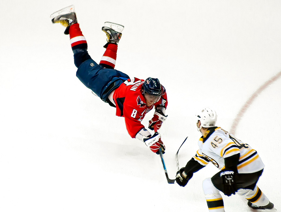 Включи все хоккей. Хоккеист бросок. Падения в хоккее. Хоккей упал. Хоккеист падает.